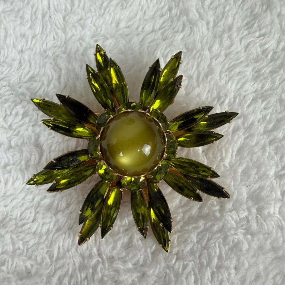 Vintage‎ Green Rhinestone Starburst Brooch Gold Tone Cats Eye Cabochon Statement